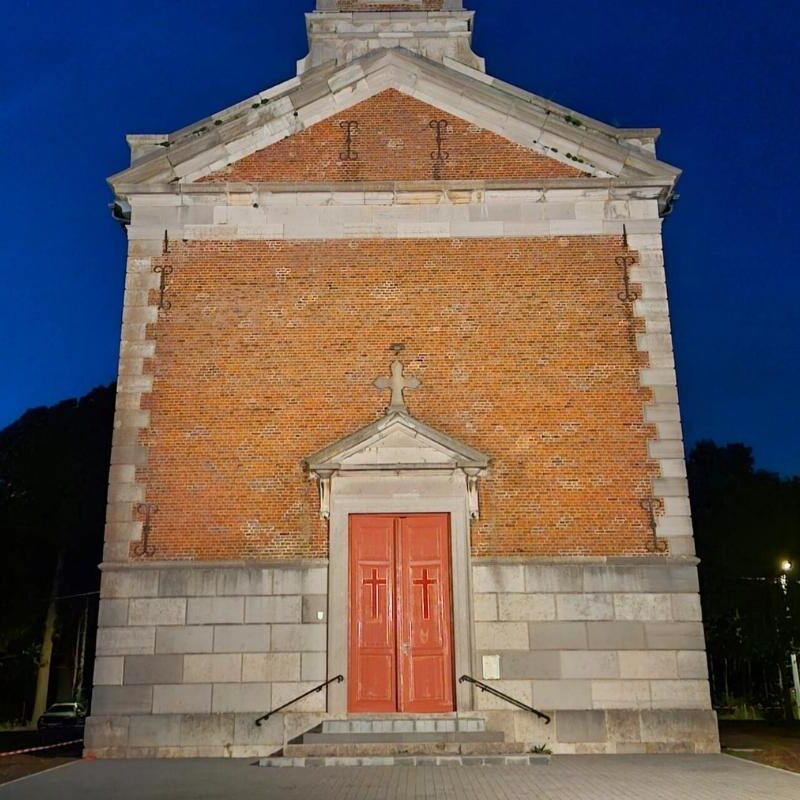 Éclairage de l'église sur la place communale de Marchin