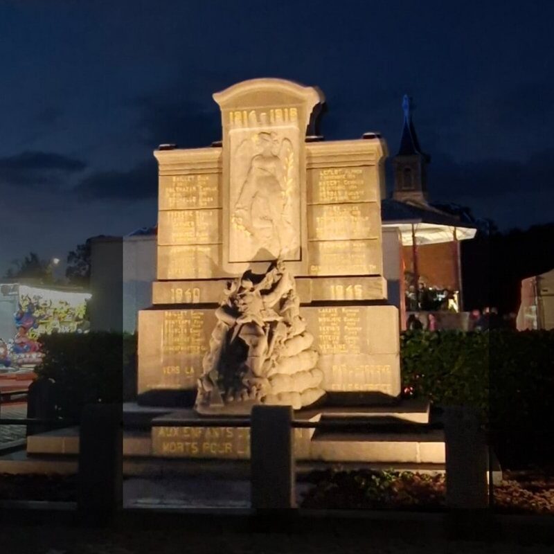 Éclairage d'un monument sur la place communale de Marchin