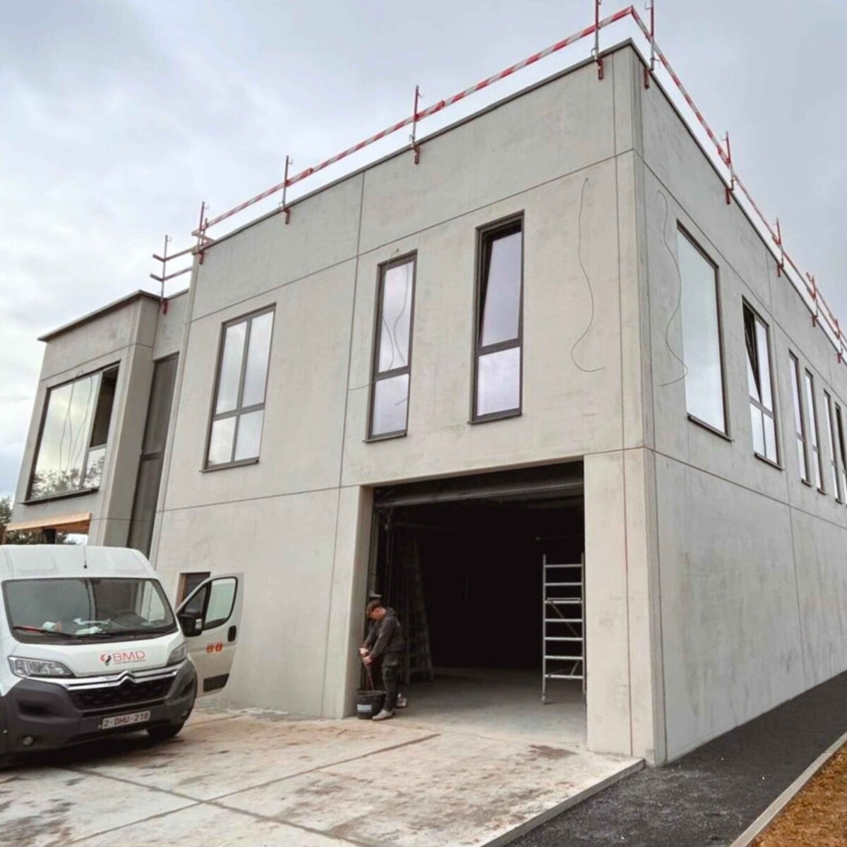 Installation de l'électricité dans un bâtiment en construction à Seneffe
