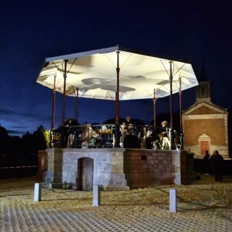 Éclairage d'un kiosque sur la place communale de Marchin