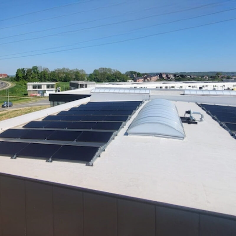 Panneaux photovoltaïques sur le toit d'un garage à Tubize