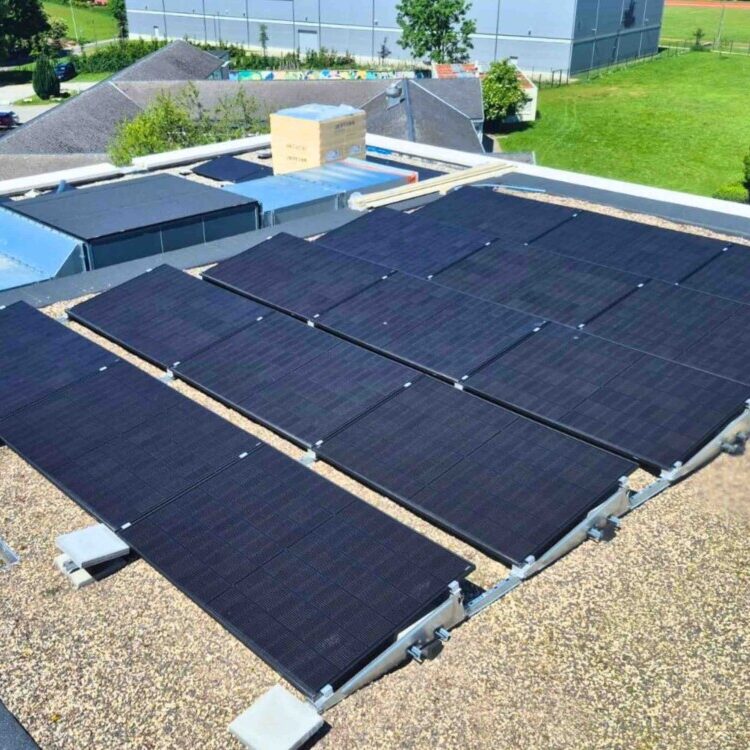 Panneaux photovoltaïques installés sur le toit plat de l'Hôtel de Ville de Hannut