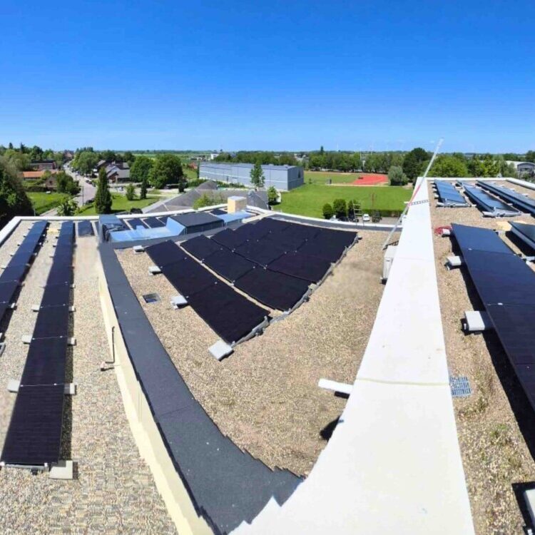 Panneaux solaires installés sur le toit de l'hôtel de ville de Hannut
