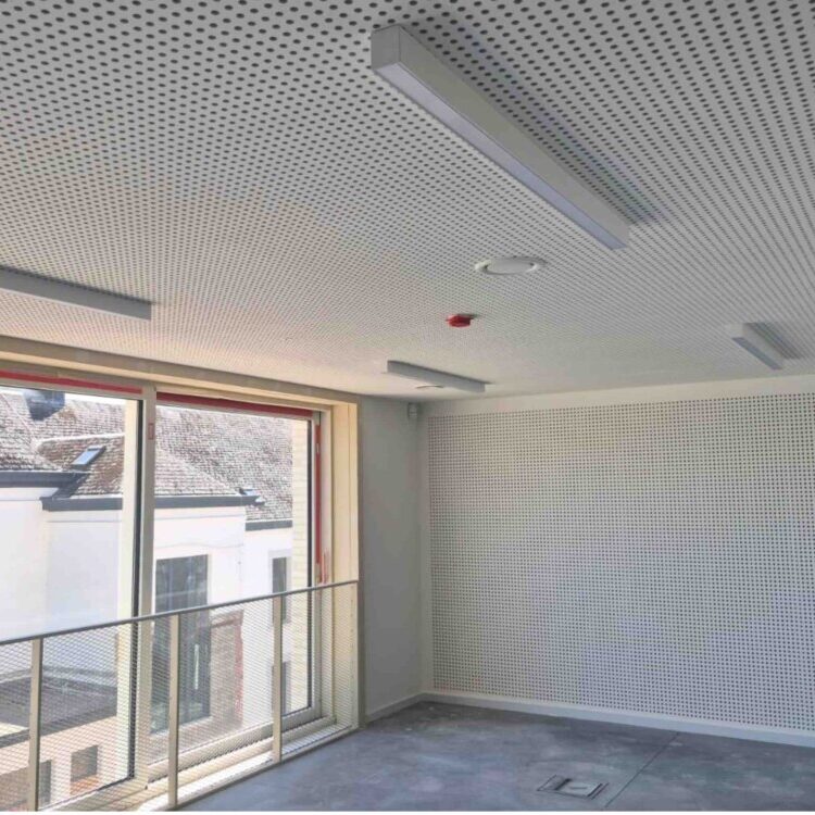 Lampes installés au plafond d'un bureau de l'Hôtel de Ville de Hannut