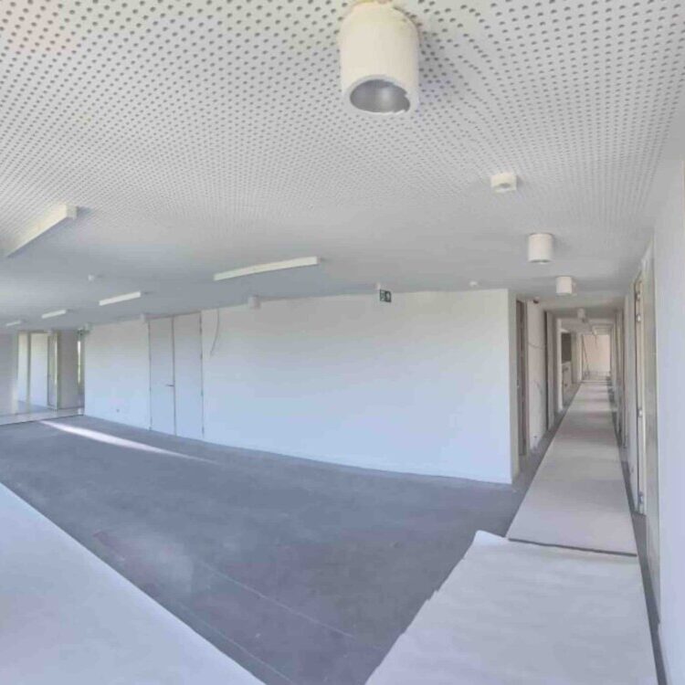 Installation de spot et de lampes dans les couloirs du nouvel Hôtel de Ville de Hannut