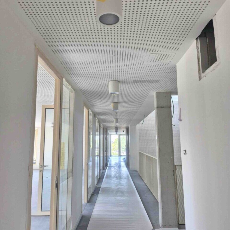 Installation de lampe dans un couloir de l'Hôtel de Ville de Hannut
